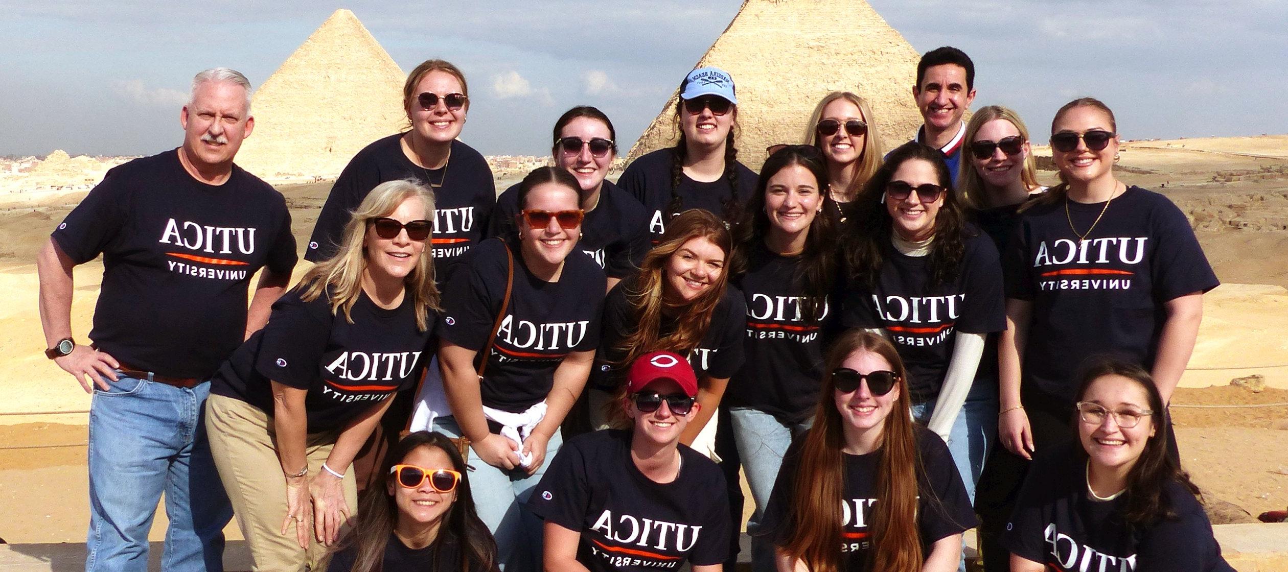 利记sbo students and faculty at Giza, 埃及